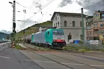 LINEAS Bombardier Traxx 186 227-5 mit Kesselwagen am 02.05.20 in Rüdesheim am Rhein von einen Gehweg aus fotografiert über einen Zaun. Ich stehe nicht hinter der Schranke oder im Gleisbereich