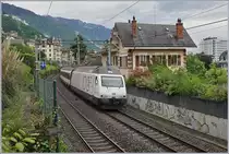 Auch wenn die Hotelgäste ihre Zimmer zum See hin haben, und auf dieser Seite oft nur das Personal haust, bietet sich auch hier der eine oder andere reizende Blick: Die SBB Re 460 113-4  100 Jahre SEV  fährt mit ihrem IR90 nach Genève Aéroport kurz nach der Abfahrt in Montreux an einem schmucken Haus vorbei. 

5. Mai 2020