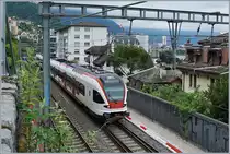 Als hier 2. April 1861 die Strecke von Lausanne nach Villeneuve eröffnet wurde, führte das Trasse noch durch die Rebberge ausserhalb von Montreux. Heute sind Montreux und Clarens praktisch zusammengewachsen und die Trasse führt zwischen mehr oder weniger hübschen Häusern entlang, doch in der Regel beschäftigen sich die Reisenden kaum mit dem bewundern der Landschaft. Doch wer bei diesem Bild genauer hinsieht, entdeckt, dass die Landschaft, welche die Reisenden nach Montreux lockt gar nicht so weit entfernt ist. 
Somit ist der gezeigte Zug eigentlich Mittel zum Zweck, den Streckenabschnitt etwas in die Landschaft einzuordnen: In der Bildmitte mit dem Schweizer Fahnen auf dem Dach ist prächtige Montreux Palace zu erkennen, auf diesem Bild gleich daneben, das Eurotel, dann folgt der Kirchturm der evangelischen, deutschsprachigen Kirche von Montreux, dessen Ähnlichkeit mit der Gedächtniskirche von Berlin kein Zufall ist, in der Ferne reckt sich der Tour D'Yoire in die Höhe und mit etwas guten Willen entdeckt man auch den See, den Lac Léman. 

6. Mai 2020