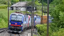 193 526  Maas  zusammen mit 193 530  Po , sowie 193 466  Bellinzona  und dem Hollandpiercer 193 525  Rotterdam  unterwegs aus dem Tessin nach Basel am 04.05.2020 bei der Durchfahrt in Villnachern AG (CH). Wenn ich gewusst hätte, dass gleich vier Vectronen den Zug bespannen, dann wäre die Fotoposition natürlich eine andere gewesen....