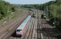 Am 06.05.2020 schob 182 597 ihren S3-Ersatzzug nach Oberhausen Hbf, hier zwischen Essen Steele und Essen Hbf, er unterfährt in kürze die A40.