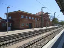 So sieht das Bahnhofsgebäude von Waren(Müritz)aus.Aufgenommen am 27.April 2020.