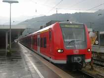 425 643 hat sich mit dem 425 von Mittenwald zusammengekuppelt (643 setzt erst hier ein) und steht in Garmisch-Partenkirchen zur Abfahrt nach M�nchen Hbf bereit.18.8.03