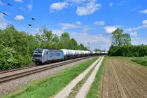 193 816 mit einem Kesselzug am 06.05.2020 bei Langenisarhofen.