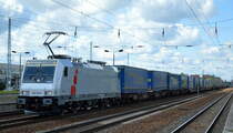 HSL - HSL Logistik GmbH, Hamburg-Tiefstack [D] mit der recht neuen Akiem-Mietlok  186 366-1 [NVR-Nummer: 91 80 6186 364-6 D-AKIEM] und Taschenwagenzug Richtung Rostock am 12.05.20 Durchfahrt Bf. Flughafen Berlin Schönefeld.