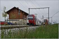 Das eigentliche Ziel der Fahrt war jedoch der schmucke Bahnhof von Vaulruz Sud, 20 km 65 von Palézieux, 5 km 28 von Bulle entfernt und auf 804.04 müM gelegen, so verkündet es jedenfalls das romantische Stationsschild, welches auf diesem Bild links neben dem ausfahrenden ABe 2/4 104 mit B und Be 2/4 104 nach Palézieux zu erkennen ist.

12. Mai 2020