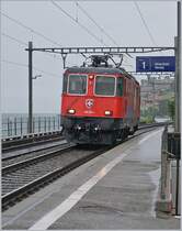 Als ich sah, was da auf mich zukam, war es zu spät um die Fotostelle zu wechseln, nun besteht die Kunst darin, sich am besonderen Rot im tristen Grau zu erfreuen, wobei das triste Grau so trist auch nicht war, sondern eine Hauch Meer-Ambiente suggerierte. 

Die SBB Re 4/4 II 11294 (Re 420 294-1)  100 Jahre Zirkus Knie  als Lokzug Richtung Vevey bei der Durchfahrt in St-Saphorin.

11. Mai 2020