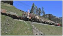 R4629 mit ABe 4/4 III 54  Hakone  auf Talfahrt oberhalb Cadera, im Schlepp vier leere Zisternenwagen und einen Containertragwagen. (07.05.2020)