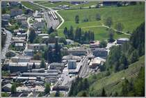 Im Vordergrund der umgestaltete Bahnhof Poschiavo mit nur noch einer Perronkante. Anschliessend ein Stück Doppelspur und die neue Abstellanlage Richtung Li Curt. (07.05.2020)