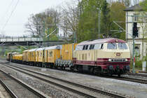 27. April 2017, Ein Gleisbauzug fährt in Richtung Lichtenfels durch den Bahnhof Hochstadt-Marktzeuln. Lok 218 105	wurde 1971 von Krupp an die DB geliefert. Zum Zeitpunkt der Aufnahme gehörte sie der NeSA.