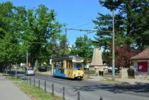 Tw30 Baujahr 1960 passiert das russische Mahnmal des 2. Weltkriegs in Woltersdorf in Richtung Woltersdorf Schleuse.

Woltersdorf 25.07.2018