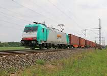 Für Locon im Einsatz war am 18.05.2016 die 186 126, die einen Containerzug in Richtung Wunstorf durch Dedensen-Gümmer zog.