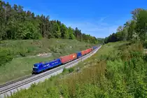 192 005 mit einem Containerzug am 08.05.2020 bei Sinngrün.