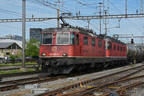 Doppeltraktion, mit den Loks 420 266-9 und 620 084-4, durchfährt den Bahnhof Pratteln. Die Aufnahme stammt vom 12.05.2020.