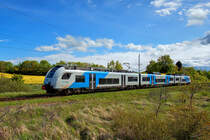 Triebwagen der BR 4746 der ODEG mit Himmels gleicher Farbgebung, hier vor dem Haltepunkt Sagard. - 13.05.2020  