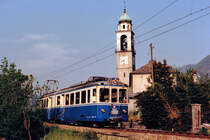 FERROVIE AUTOLINEE REGIONALI TICINESI.
CENTOVALLIBAHN/FART.
Regionalzug Camedao-Locarno bestehend aus einem ABDe 6/6 31-32 im Mai 1987 vor der imposanten Kulisse der Chiesa de Tegna.
Foto: Walter Ruetsch