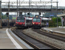 SBB - Zugskreuzung mit den Triebwagen RBDe 4/4 560 248 + RBDe 4/4 560 237 im Bahnhof Cornaux am 13.05.2020