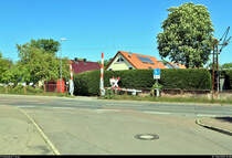 Es war einmal: S-Bahn-Strecke zwischen Halle-Nietleben und -Dölau.

Dieser ehemalige Bahnübergang an der Heidestraße in Halle-Nietleben dient nach wie vor der Querung für Fußgänger und Radfahrer von der Gartenstadt Nietleben zum eigentlichen Stadtteil.
Er befindet sich auf der Bahnstrecke Halle Klaustor–Hettstedt (6800), auch als Halle-Hettstedter Eisenbahn (HHE) bekannt. Bis zum 31.7.2002 fuhr hier noch die heutige S7 von bzw. nach Halle-Trotha.
[7.5.2020 | 13:08 Uhr]