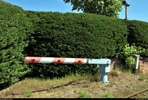 Es war einmal: S-Bahn-Strecke zwischen Halle-Nietleben und -Dölau.

Diese Halbschranke von WSSB gehört zum ehemaligen Bahnübergang an der Heidestraße in Halle-Nietleben. Wahrscheinlich hat sich heutzutage die Wegeführung etwas geändert, stand damals, als es hier noch die Gaststätte  Zur Grünen Tanne  gab, sicherlich noch keine Hecke davor.
Die Anlage befindet sich auf der Bahnstrecke Halle Klaustor–Hettstedt (6800), auch als Halle-Hettstedter Eisenbahn (HHE) bekannt. Bis zum 31.7.2002 fuhr hier noch die heutige S7 von bzw. nach Halle-Trotha.
[7.5.2020 | 13:19 Uhr]
