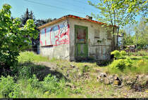 Es war einmal: S-Bahn-Strecke zwischen Halle-Nietleben und -Dölau.

Der hier gezeigte ehemalige Posten (P3) war einst für die Bedienung des Bahnübergangs an der Heidestraße in Halle-Nietleben zuständig. Konzipiert als Anrufschranke, musste damals das Öffnen der Schranke immer erst durch das Drücken eines Knopfes seitens der Verkehrsteilnehmer beim Posten angefordert werden. Lange Schließzeiten waren dennoch damals keine Seltenheit.
Die Anlage befindet sich auf der Bahnstrecke Halle Klaustor–Hettstedt (6800), auch als Halle-Hettstedter Eisenbahn (HHE) bekannt. Bis zum 31.7.2002 fuhr hier noch die heutige S7 von bzw. nach Halle-Trotha.
[7.5.2020 | 13:11 Uhr]