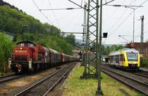 DIESELLOK 294 590-5(RAILION)UND HLB-LINT VT 265.1 AUF DER SIEGSTRECKE
Diesellok 294 590-5 wartet mit langem Güterzug auf die Weiterfahrt nach SIEGEN,
HLB-LINT VT 265.1 als RB 93 auf Fahrt nach BETZDORF/SIEG am 8.5.20 in NIEDERSCHELDEN.