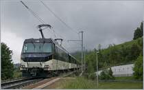 Die MOB Ge 4/4 8004 schiebt kurz nach dem Halt Châtelard VD den PE 2118 von Montreux nach Zweisimmen über die Brücke der A9.

14. Mai 2020 