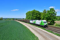 223 103 + 193 728 mit einem Hackschnitzelzug am 12.05.2020 bei Zeitlarn.