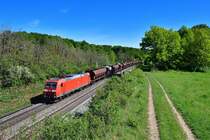 185 193 mit einem Schotterzug am 12.05.2020 bei Edlhausen.