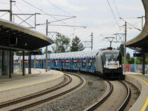 Graz. Die ES 64 U2 - 010 wirbt seit 2019 für BTHVN 2020. Die Abkürzung steht für den Komponisten Ludwig Van Beethoven, welcher 2020 einen runden Todestag feiert. Am 11.05.2020 war die Lok vor den  Mercedeszug  gespannt, welcher von Graz Ostbahnhof-Messe nach Bremerhaven/Kaiserhafen fuhr, hier in Graz Don Bosco. 