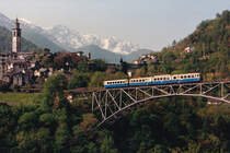 FERROVIE AUTOLINEE REGIONALI TICINESI.
CENTOVALLIBAHN/FART/SSIF.
Das Isorno-Viadukt von Intragna gehört zu den am meisten fotografierten Motiven der Centovallibahn.
Dieser direkte Zug Domodossola-Locarno bestehend aus einem nicht erkennbaren ABDe 8/8 21-24, verstärkt mit einem modernen B4, wurde im Mai 1987 verewigt.
Foto: Walter Ruetsch
