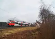 Vom morgendlichen Seitenlicht angeleuchtet war 4024 094-7 am 07.03.2020 als S 5105 auf dem Weg Richtung Kufstein, als er die Brixlegger Antoniuskapelle passierte.