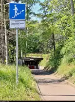 Es war einmal: S-Bahn-Strecke zwischen Halle-Nietleben und -Dölau.

Nur wenige Meter vom ehemaligen Bahnübergang an der Heidestraße in Halle-Nietleben entfernt, befindet sich ebenfalls eine Fußgängerunterführung. Diese wurde zu DDR-Zeiten notwendig, da sich die Anrufschranke vor allem bei den Gartenstadt-Bewohnern aufgrund langer Schließzeiten als unbeliebt erwies.
Beim Bau musste damals alles schnell gehen, waren doch Ende Mai 1975 Gemeindewahlen angesetzt. Auf eigentlich notwendige Extras wie z.B. eine Entwässerung wurde aus Zeitgründen verzichtet, weshalb das Bauwerk insbesondere heutzutage einen schlechten Eindruck macht. Daher hat die Stadt Halle (Saale) inzwischen ein Schild aufgestellt, mit dem Hinweis, das Begehen der Treppen geschehe auf eigene Gefahr.
Die Eisenbahnüberführung (EÜ) befindet sich auf der Bahnstrecke Halle Klaustor–Hettstedt (6800), auch als Halle-Hettstedter Eisenbahn (HHE) bekannt. Bis zum 31.7.2002 fuhr hier noch die heutige S7 von bzw. nach Halle-Trotha.
[7.5.2020 | 13:11 Uhr]

Mehr zum durchaus abenteuerlichen Bau der EÜ gibt es in der 2. Ausgabe 2018 von Nietlebens Neuem Heideboten des Nietlebener Heimatverein e.V. auf Seite 3 zu lesen:
http://www.nietlebener-heimatverein.de/pool/2018_02_NHV_Heidebote.pdf