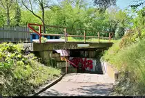 Es war einmal: S-Bahn-Strecke zwischen Halle-Nietleben und -Dölau.

Nur wenige Meter vom ehemaligen Bahnübergang an der Heidestraße in Halle-Nietleben entfernt, befindet sich ebenfalls eine Fußgängerunterführung. Diese wurde zu DDR-Zeiten notwendig, da sich die Anrufschranke vor allem bei den Gartenstadt-Bewohnern aufgrund langer Schließzeiten als unbeliebt erwies.
Beim Bau musste damals alles schnell gehen, waren doch Ende Mai 1975 Gemeindewahlen angesetzt. Auf eigentlich notwendige Extras wie z.B. eine Entwässerung wurde aus Zeitgründen verzichtet, weshalb das Bauwerk insbesondere heutzutage einen schlechten Eindruck macht.
Die Eisenbahnüberführung (EÜ) befindet sich auf der Bahnstrecke Halle Klaustor–Hettstedt (6800), auch als Halle-Hettstedter Eisenbahn (HHE) bekannt. Bis zum 31.7.2002 fuhr hier noch die heutige S7 von bzw. nach Halle-Trotha.
[7.5.2020 | 13:12 Uhr]

Mehr zum durchaus abenteuerlichen Bau der EÜ gibt es in der 2. Ausgabe 2018 von Nietlebens Neuem Heideboten des Nietlebener Heimatverein e.V. auf Seite 3 zu lesen:
http://www.nietlebener-heimatverein.de/pool/2018_02_NHV_Heidebote.pdf