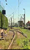Es war einmal: S-Bahn-Strecke zwischen Halle-Nietleben und -Dölau.

Blick vom ehemaligen Bahnübergang an der Heidestraße Richtung Bahnhof Halle-Nietleben. Hier zweigte damals die Bahnstrecke Halle Klaustor–Hettstedt (6800), auch als Halle-Hettstedter Eisenbahn (HHE) bekannt, ein.
Bis zum 31.7.2002 fuhr auf dem im Vordergrund befindlichen Gleis noch die heutige S7 von bzw. nach Halle-Trotha. Seit der Stilllegung des Teilstücks nach Dölau ist Halle-Nietleben der Endpunkt, wie man anhand der Doppelstockgarnitur der S-Bahn Mitteldeutschland (DB Regio Südost) im Hintergrund erkennen kann.
[7.5.2020 | 13:21 Uhr]