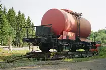 29. Juli 2003, Im Bahnhof Drei-Annen-Hohne der Harzer Schmalspurbahn steht auf einem Schmalspur-Rollwagen für den Fall eines Böschungsbrandes ein mit Wasser gefüllter Kesselwagen mit Tragkraftspritze TS 8. 