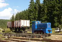 03. September 2011, im Bahnhof Schönheide Süd fand heute das V.WCd-Schmalspurbahnfestival  statt. Schön war's und sogar das Wetter spielte erstmals mit. Die  Werklok 1 der Konsum-Bürstenfabrik  steht vor einem Rollwagen mit aufgebocktem Regelspur-Güterwagen.