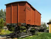 29. April 2010, Der Haltepunkt Wilsdruff der ehemaligen Schmalspurbahn Wilsdruff - Meißen ist mit viel Liebe hergerichtet und interessanten Exponaten ausgestattet. Der Verein strebt an, die Strecke bis zum Bahnhof Wilsdruff zu reaktivieren. Ein gedeckter Regelspur-Güterwagen steht auf einem Schmalspur-Rollwagen.