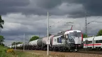 Jetzt im Design EP Cargo, Operated by LokTrain, Vectron 383 064, mit einem Zug Kesselwagen von Hamburg kommend in Richtung Lüneburg; kurz vor Winsen (Luhe) (just in dem Moment kreuzt hier der ICE 1582 aus München), 14.05.2020

