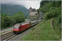 Sonne gibt es hier nur am frühen Nachmittag im Hochsommer, so jedenfalls beschreibt sinngemäss George Wagner im herrlichen  Bildband  Schweizer Bahnen  die Lichtsituation bei dieser Fotostelle. Solange wollte ich nicht warten und nutze das dazu bestens passende Wetter für ein Bild:  Vor der (Hintergrund)-Kulisse des Schlosses von St-Maurcie fährt die SBB Re 460 023-5 mit ihrem IR 1718 auf dem Weg von Brig nach Genève Aéroport durch diese enge Stelle im Grenzbereich der Kantone Wallis und Vaud. 

14. Mai 2020