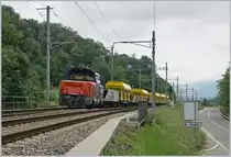 Will oder kann im Endbahnhof das Triebfahrzeug seinen Zug nicht umfahren, gibt es seit vielen Jahren die Möglichkeit, den Zug zu schieben. Im Reiseverkehr Gang und Gäbe, im Güterverkehr die grosse Ausnahme, fehlt doch der  Steuerwagen  bzw. die  Steuerleitung . Doch es gibt Ausnahmen: Zwischen Vevey und Rivaz wurde jahrelange ein  Sputnik  als  Steuerwagen  verwendet und wie dieses Bild zeigt, geht es auch ohne  Steuerwagen . Kurz nach St-Maurice schiebt die SBB Eem 923 013-7 als Zugfahrt, wie das grüne Signal untermalt,  ihren Güterzug in Richtung des Anschlussgleises bei Massongex, zwar sitzt der Lokführer in der  Maschine  doch die Strecke beobachtet wie auf dem Bild zu sehen, ein Streckenkundiger Bahn-Mitarbeiter. Der kurze Abschnitt vom Bahnhof von St-Maurice bis zur Streckentrennung im Hintergrund wird übrigens nicht nur von den  Nebenbahn -Zügen der Strecken nach St-Gingolph genutzt, sondern hauptsächlich auch von den zahlreichen Zügen der Simplonline Lausanne - Brig.

14. Mai 2020