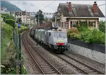 Die SBB NOVELIS  Re  189 990-5  Göttingen  (ES 64-F4-90 / UIC 91 80 6189 990-5 D-Dispo Classe 189VE) fährt mit ihrem hier nicht zu sehenden, recht langen, gemischten Novelis Zug auf dem Weg von Sierre nach Göttingen kurz nach Villeneuve in Richtung Lausanne. 

15. Mai 2020