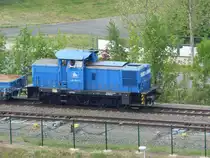 346 004-3 V 60 der PRESS (9880 3345 209-1 D-PRESS) am Ende eines Flachwagenzuges auf der Durchfahrt in Gera am 10.5.2020