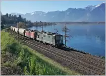Die SBB Re 4/4 11330 und eine weitere Re 4/4 II sind mit ihrem (leeren) Transit-Getreide-Blockzug von Italien auf der Rückfahrt nach Frankreich kurz nach Villeneuve am Genfer See unterwegs. 

7. Feb. 2020