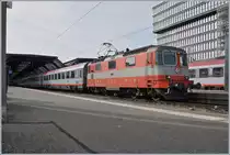 Die SBB Re 4/4 11108 wartet mit dem EC  Transalpin  nach Graz in Zürich HB auf die Abfahrt. 

24. Juni 2018