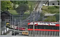 Ein Güterzug mit der Ge 6/6 II 705  Pontresina/Puntraschigna  benützt die neue Brücke der zukünftigen Doppelspur und legt sich in die Einfahrtskurve von Landquart hinter dem neuen Infrastruktur Stützpunkt. (04.05.2020.)