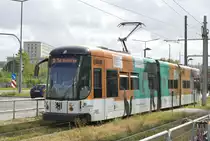 18. September 2019, Straßenbahn Dresden, Tw 2601 fährt auf der Linie 8 längs der St.Petersburger Straße in Richtung Hellerau. 40 Wagen des Typs NGT D8DD sind in den Jahren 2006 bis 2009 von Bombardier Bautzen für die Dresdner Verkehrsbetriebe hergestellt worden. Bei meinen gelegentlichen Besuchen der sächsischen Landeshauptstadt ist mir die  2601  in immer neuer  Verkleidung  begegnet.