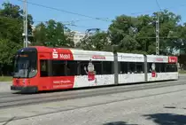 07. August 2008, Straßenbahn Dresden, Tw 2601 fährt auf der Linie 9 auf der Wallstraße in Richtung Prohlis. 40 Wagen des Typs NGT D8DD sind in den Jahren 2006 bis 2009 von Bombardier Bautzen für die Dresdner Verkehrsbetriebe hergestellt worden. Bei meinen gelegentlichen Besuchen der sächsischen Landeshauptstadt ist mir die  2601  in immer neuer  Verkleidung  begegnet.