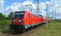 Inzwischen schon ein gewohntes Bild die DB Regio AG [D] mit  147 015  [NVR-Nummer: 91 80 6147 015-2 D-DB] als RB14 nach Nauen bei der Ausfahrt BF. Flughafen Berlin Schönefeld, 12.05.20