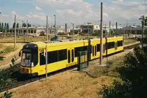 31. Juli 2006, Straßenbahn Dresden, Tw 2601 fährt nach einer Testfahrt in den Betriebshof Gorbitz ein. 40 Wagen des Typs NGT D8DD sind in den Jahren 2006 bis 2009 von Bombardier Bautzen für die Dresdner Verkehrsbetriebe hergestellt worden. Bei meinen gelegentlichen Besuchen der sächsischen Landeshauptstadt ist mir die  2601  in immer neuer  Verkleidung  begegnet.