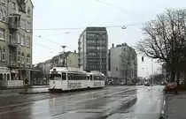 Erinnerung an die am 04.05.1985 stillgelegte Kieler Straßenbahn: Ein Großraumwagen-Doppel, vorne Tw 245, ist auf der als letzte verbliebenen Linie 4 am 27.04.1985 auf der Holtenauer Straße in Richtung Wellingdorf unterwegs